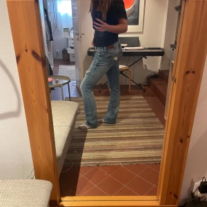 Såå snygga lågmidjade jeans - Mått: innerben 82, midjemått 41 om man mäter från högra sömmen till vänstra och lår ca 23 