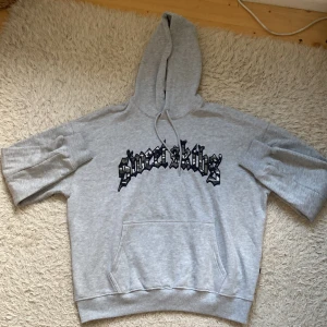 Sweet skate hoodie - Ny Sweet Skate hoodie, aldrig använd. Skick: 10/10 (nyskick). Nypris 800 men säljer för 300. Priset är ej hugget i sten. Säljer pågrund av att varan var för stor för mig.