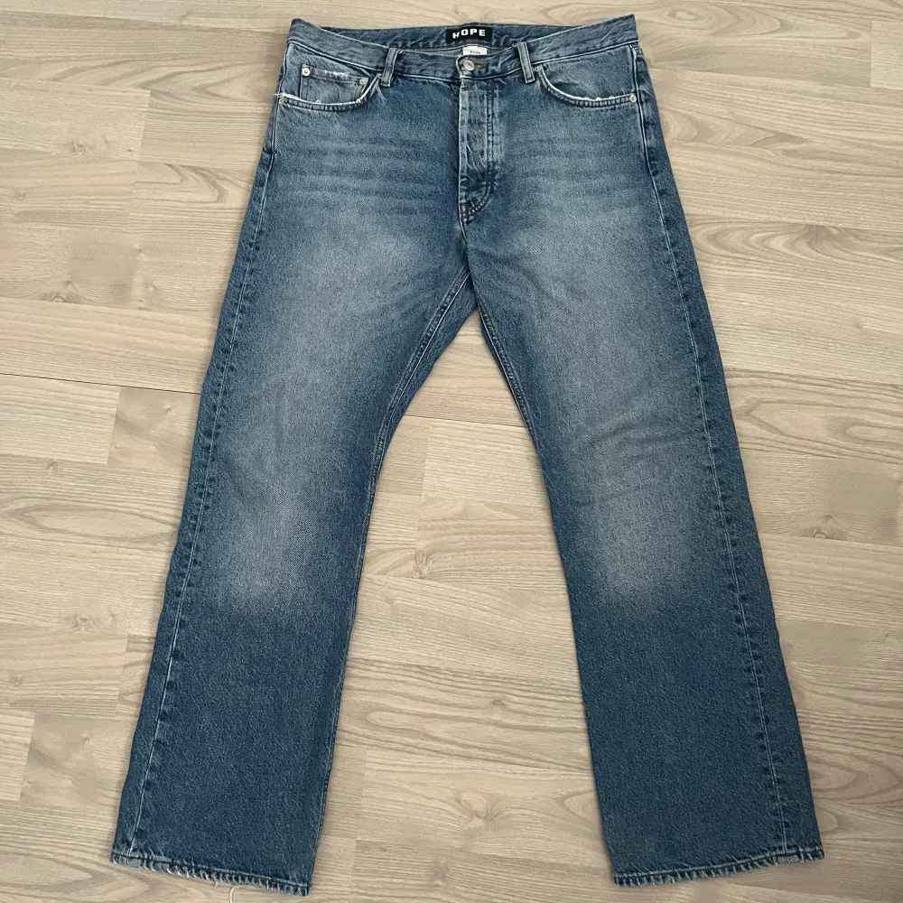 Riktigt snygga jeans med en snygg blå tvätt och lite slitningar. En avslappnad passform med lätt bootcut. Unika byxor. Ena fickan har gått sönder men är temporärt lagad och fungerar bra, går annars att lösa bättre hos en skräddare.. Jeans & Byxor.