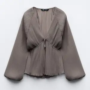 Säljer denna blus med v-ringning från Zara som inte säljs längre. Endast använd två gånger, säljer då färgen inte passar mig så bra!