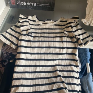 T-shirt  - Fin tröja nästan inte använd priset kan diskuteras 💕