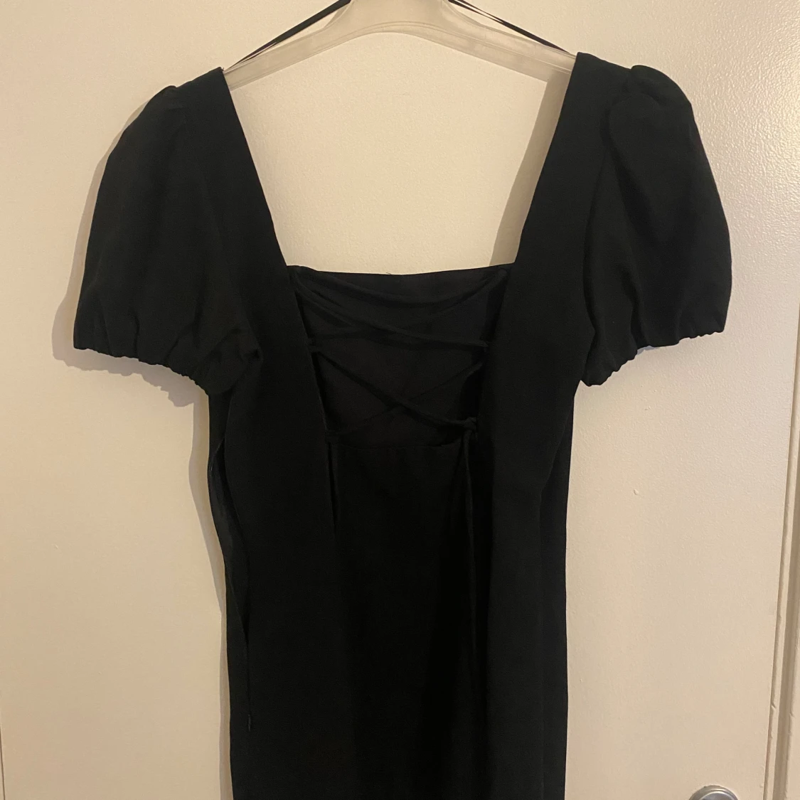 Svart kort klänning