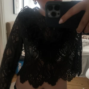 Zara topp - Säljer denna jättefina topp från zara. Säljer för den ej kommer till andvändning💕