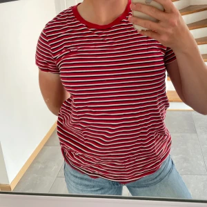 Randig T-shirt - Randig Levis T-shirt i bra skick