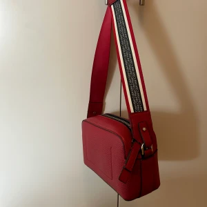 Röd väska - Röd väska från Calvin Klein. I nyskick. 