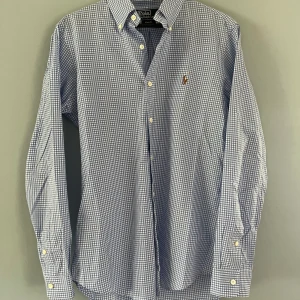 Ralph Lauren - Säljer en nästan helt ny Ralph Lauren skjorta perfekt till sommaren. Storlek S men sitter som M. Uppskattad längd för en bra passform är ca 185. Skick 9,5/10 Tveka inte på att höra av dig!