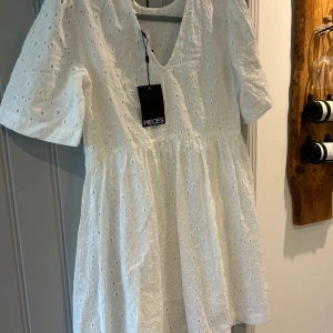 Vit klänning  - Fin oanvänd klänning i storlek xs men funkar som s/m. Går att ha på båda hållen💗