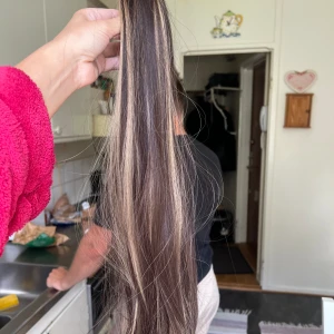 Ponnytail - Helt ny Ponnytail med silkeslent hår. Brunfärg med ljusa slingor i! 