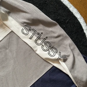 Stussy långärmad tröja - säljer den här feta långärmade stussy tröjan i storlek M, säljs för den inte passar längre, använd sparsamt, väldigt bra skick, orginalpris (1200kr)