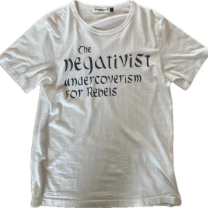 Undercover T-shirt - En riktigt vintage undercover t-shirt med många ”repairs” överallt. Har några små hål och en fläck på baksidan. Garanterad äktahet.