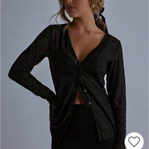 Spets topp - Superfin spetstopp, aldrig använd endast testad. Funkar perfekt till fest! Skicka för fler bilder/frågor🩷