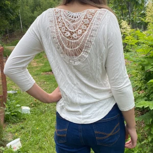 Somrig Tröja 🌸 - Somrig tröja från ginatricot 💕 I bra skick, blir säkert jättefin om man stryker den! 