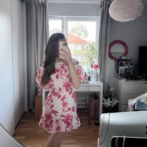 Blommig klänning - Supersöt klänning från hm i xs🌸 Finns en knapp i nacken att knäppa, som jag inte har knappt på bilden. 