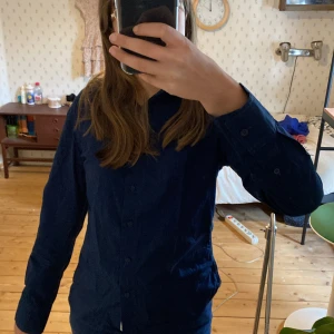 Skjorta - Skjorta i tunnt material, jag tycker den ger business woman vibes. Blir säkert jättefin om man stryker! 