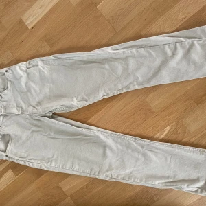 Lee jeans - Stiliga jeans inför sommaren, använda ett fåtal gånger. Modellen på bilden är 175.