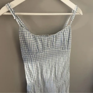Rutig klänning 🩵 - Rutig klänning ifrån pull & bear🩵 Aldrig använd !