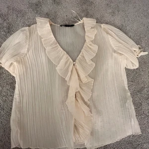Zara blus  - Jätte fin blus från zara i nyskick, den säljs inte längre 💘💘