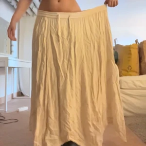 Vintage maxi kjol - Denhär kjolen är väldigt gammal. Skulle säga från 90 talet som gör den minst33 år gammal. Det betyder också att gummibanden i kjolen är väldigt gammla och funkar knappt. Som tur finns det snören som man kan knyta. Användes på ett bröllop (bruden) M-X