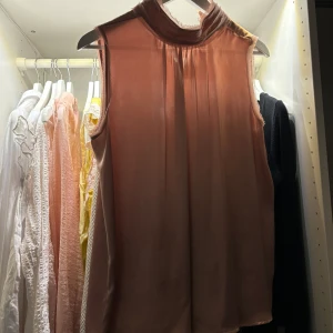 Zara topp - Rosa topp från zara! Storlek S, använd 1 gång. Säljer för 99kr! 