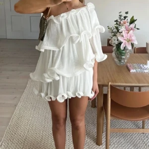 Lojsan x Nakd klänning - Världens finaste klänning till skolavslutning och midsommar!! Aldrig använd med lappar kvar och slutsåld på hemsidan. Passar både 32 och 34