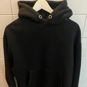Perfekt svart hoodie i storlek M. Mjuk på insidan och tjock luva som håller formen. Knappt använd.