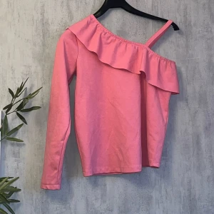 Rosa half and half tröja  - Hyfsat ny från Lindex, ej använd mer än 4 gånger. Inga skador, fin och passande för alla storlekar. 