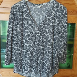 Mönstrad tunn tröja - Påfågelmönstrad tunn tröja med halvlånga armar. Fint skick från H&M, storlek L