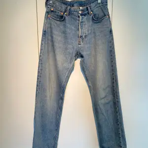 Hej, säljer ett par Weekday space jeans som är sparsamt använda. Ljusblå tvätt i bra skick. Storlek 30 32 och passar mig som är 180cm. Nypris var runt 600kr. Pris kan diskuteras. Hör av dig vid intresse! 