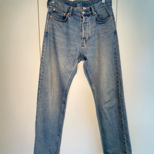 Weekday Space Jeans 30 32 - Hej, säljer ett par Weekday space jeans som är sparsamt använda. Ljusblå tvätt i bra skick. Storlek 30 32 och passar mig som är 180cm. Nypris var runt 600kr. Pris kan diskuteras. Hör av dig vid intresse! 