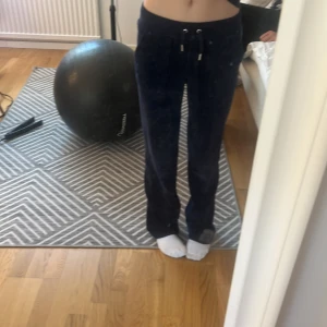 Säljer marinblå juicy!!! - Säljer mina juicy! Dem är använda men i bra skick! Storlek xxs❤️😚 kan diskutera om priset🫶🏻