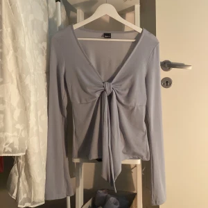 tie front long sleeve top - Säljer denna knyt blusen från gina, perfekt till sommaren så skön och luftig! Andvänt en gång bara, toppskick 🥰 ej fast pris