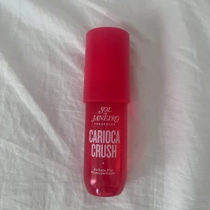 Sol de janerio  - Super super god sommar limited edition spray, säljer då jag har så många redan o ej får använding av denna. Går ej ned i pris då den är limited edition❤️ har provat den några gånger så den är ej helt full men skulle nog säga 90% iaf, kolla sista bild.