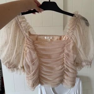 Hm topp - Söt topp från hm som inte används! Storlek L men tycker den är liten i storlek, är vanligtvis s/m 