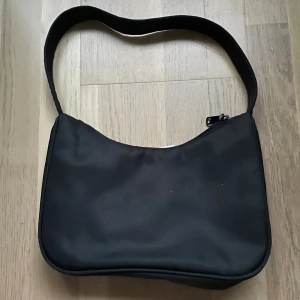 Axelväska - En jättesöt axelväska köpt från H&M - använd ett fåtal gånger!! Säljer pga att den inte kommer till användning.🖤köparen står för frakt