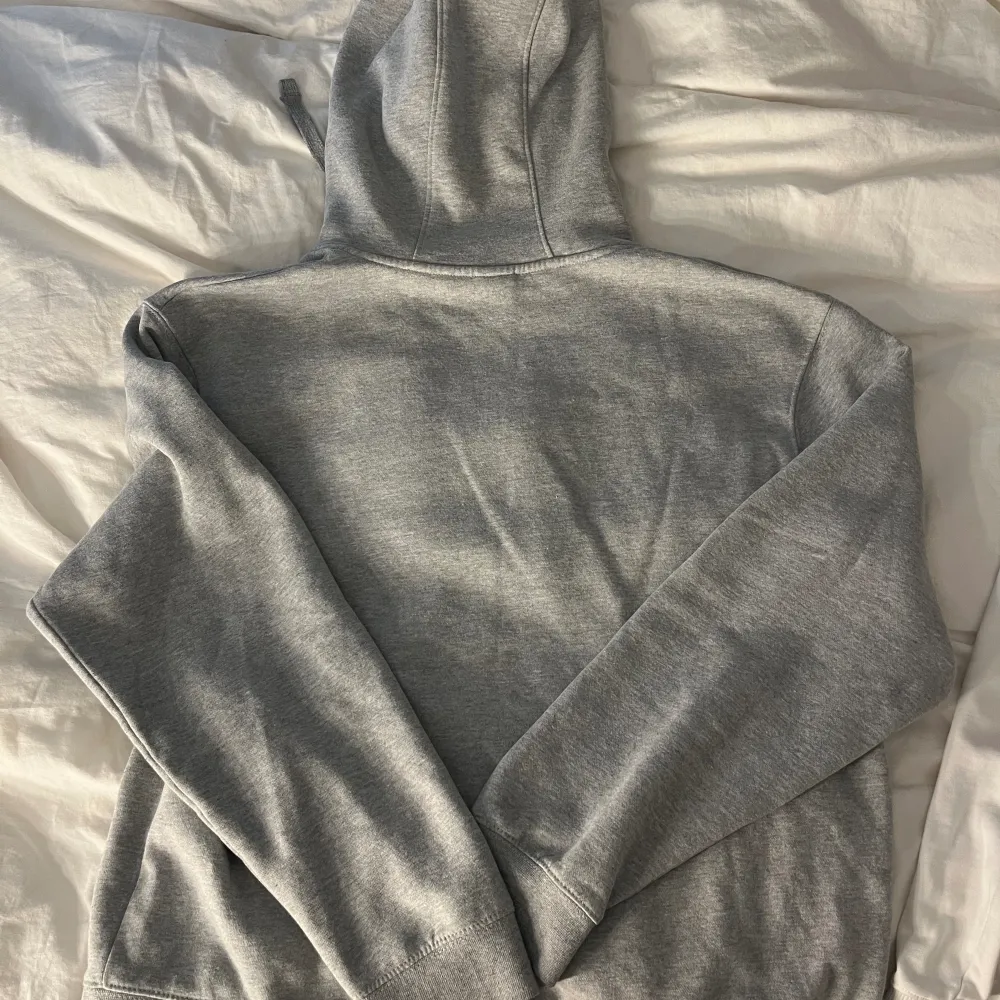 Fräsch grå simpel hoodie från zara ja säljer då jag behöver rensa och inte använder längee. Hoodies.