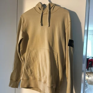 Stone Island hoodie - Säljer en Stone island hoodie i väldigt fint skick, sparsamt använd. Köpt på Nk för 2-3 år sedan