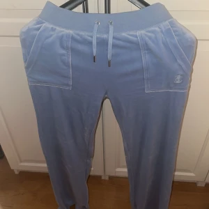 Juicy  - Säljer mina juicy byxor som ej kommer till användning för att jag har så många, storlek S och använda 1 gång, pris diskuteras vid snabb affär, kan även tänka mig att byta dom mot ett par Siris rosa juicy byxor i storlek xxs💕