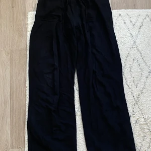 Svarta Linnebyxor - Säljer nu mina svarta linnebyxor som jag älskar men de är tyvärr för små för mig nu! De sitter high waist och är SÅ sköna!