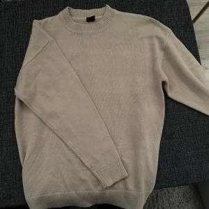 Stickad tröja - Skön stickad tröja från NewYorker, använd en gång. Lite oversized fit på den.