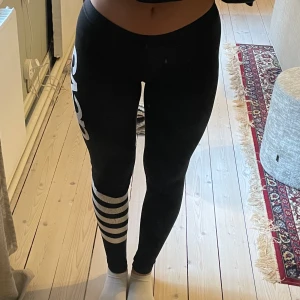 Svea träningstights - Svarta träningstights med vitt tryck (blivit lite spräckligt). I hyfsat skick. Säljes då jag inte använt det på år. 