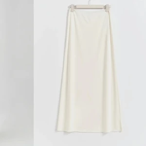 Vit maxi kjol  - Jättefin kjol från Grina, använd 1 gång men passformen va inte bra på mig så säljer vidare. Hör av er om ni undrar något :) 