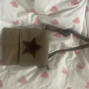 Väska med stjärna - Köpt i polen för ett par år sedan. Fint skick! Går att justera bandet.