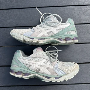 Asics Gel Kayano 14 Pastel - Fin colorway som inte finns typ nånstans längre, använda men i bra skick. fler bilder finns 🫡