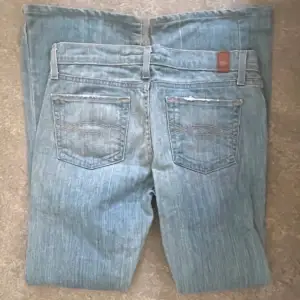 abercrombie and fitch jeans i jättefint skick❤️ Säljer då de tyvärr är för stora på mig. Skriv privat för frågor MÅTT! Gren: 20cm Midja: 39cm Innerben: 77cm Ytterben: 98cm