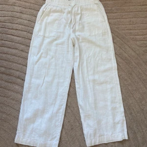 Linnebyxor  - Mina favoritbyxor som tyvärr inte passar längre.  55% lin  Lite noppriga i grenen men inget som syns när man har på sig dem🤍