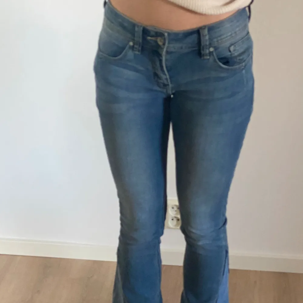 Jeans som jag sytt om från skinny till bootcut. Använda få gånger och i jättefint skick. Midjemått tvärs över är 36 cm och innerbenslängden är 78 cm.💙. Jeans & Byxor.