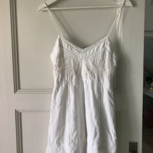 Vit klänning  - Jättefin vit klänning att ha på student eller skolavslutning! Andvänds en gång och är som nytt skick🩷 den har en diskret kedja på sidan och små knappar på ryggen. Storleken S men funkar också som Xs om man knyter vid nacken