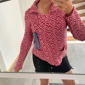 Stickad kofta - Stickad tröja med rosett