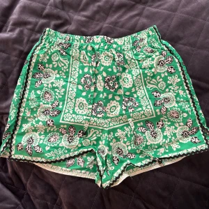 Shorts - Ett par somriga shorts från Zara i storlek S.