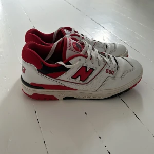 New balance 550 - Säljer nu mina fina new balance 550’s. Väldigt fina men har sina skavanker. Skulle säga cond: 7/10 eller 6,5/10. Storlek 44,5. Tyvärr ingen box eller kvitto.  Tveka inte att höra av dig om du har frågor eller är intresserad!🙂